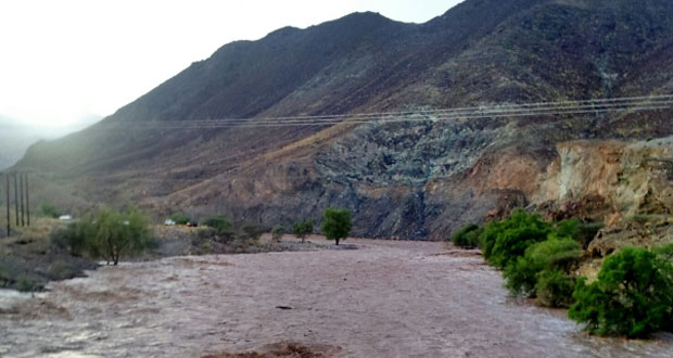 هطول أمطار غزيرة على عدد من قرى وﻻية الرستاق 