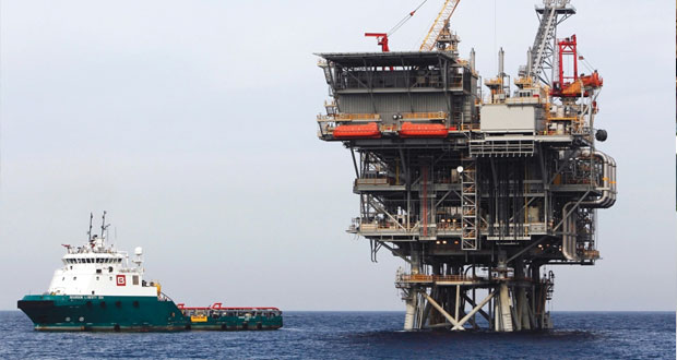 إبقاء معدلات الإنتاج يهوي بأسعار النفط ويجبر دول الخليج على البحث عن بدائل اقتصادية 