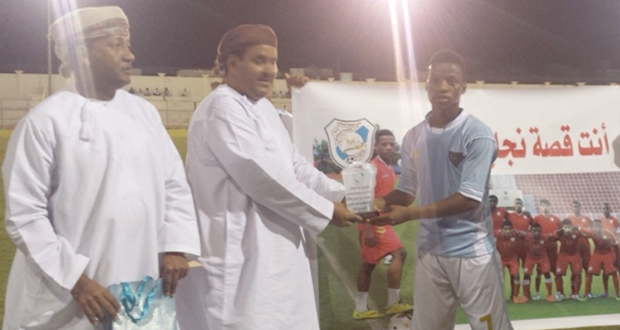 إدارة فريق الحيرة بنادي الوحدة تكرم منذر العلوي لاعب المنتخب العماني للشباب