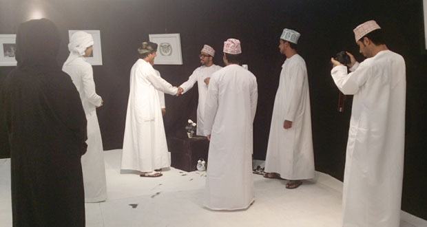 "63" لوحة تجسد رؤى الطلبة في افتتاح معرض "أبيض وأسود" بجامعة السلطان قابوس 