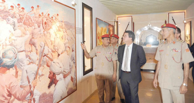 وزير الدولة بوزارة الخارجية السويسرية يزور متحف قوات السلطان المسلحة 