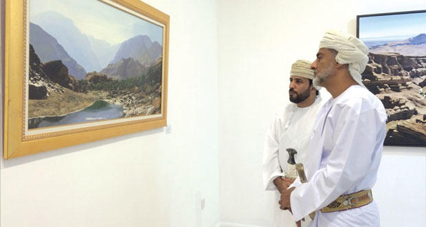 سالم الحارثي يقيم معرضه الشخصي الأول بعنوان "روح الطبيعة .. عمان" 