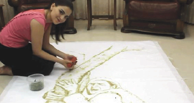 الفنانة الفلسطينية أريج لاون ترسم لوحاتها بحبات الزيتون