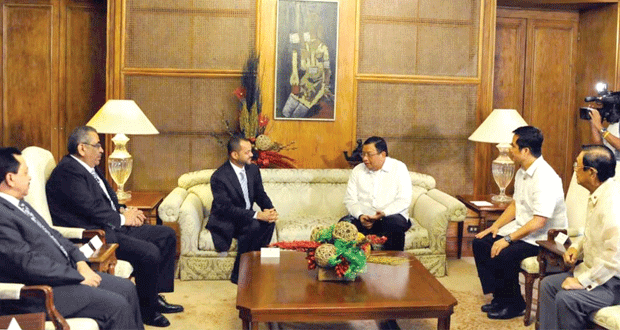 بدر بن حمد يلتقي وزير مجلس الوزراء بجمهورية الفلبين