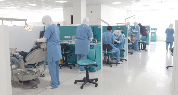 خريجو كلية طب عمان للأسنان يطالبون بمساواتهم بزملاء التخصص