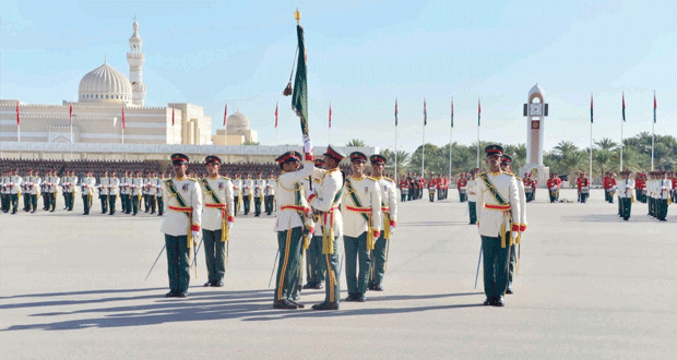 الجيش السلطاني العماني يحتفل بتخريج دورة جديدة من الضباط المرشحين