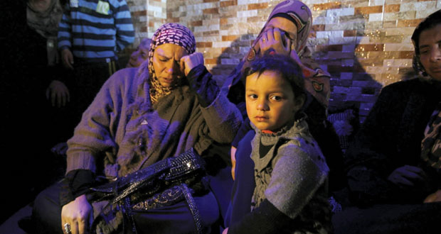 الاحتلال يصيب فلسطينية بالضفة ويعتقل والدها وخطيبها بزعم طعنها إسرائيليا 