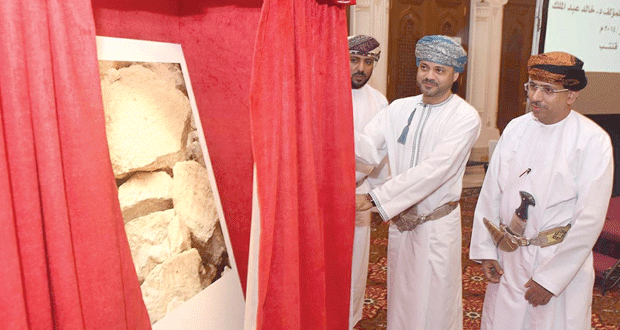 بدر البوسعيدي يدشن كتاب "استكشاف 12 واديا في عمان" لخالد عبد الملك