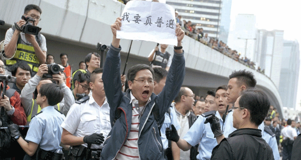 شرطة هونج كونج تعتقل دعاة الديمقراطية الرافضين لإخلاء الاعتصام الاحتجاجي
