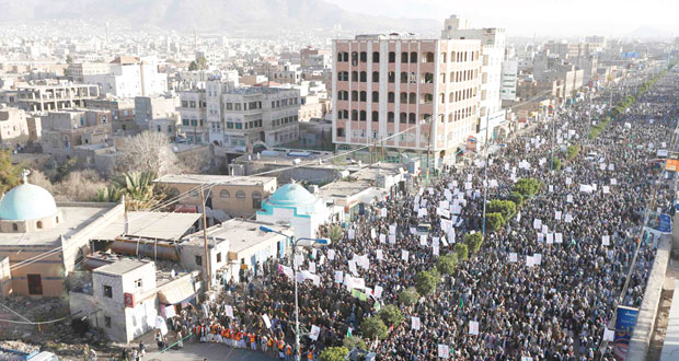 اليمن يسقط في الفراغ .. حشود (مع) و(ضد) و(قوات الاحتياط) تحذر من الانقسام