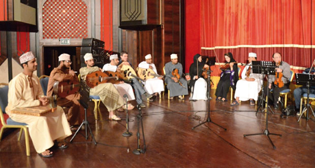 عازفو هواة العود يتحاورون بلغة الموسيقى مع العازفين المصريين