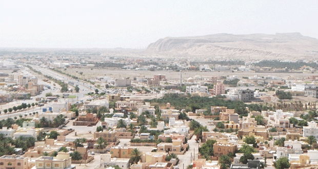 عبري .. الأجواء المعتدلة والطبيعة الخضراء تستقبلان الزوار