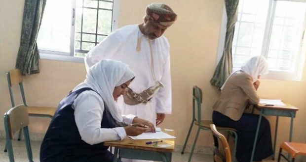 محمد التوبي يتابع سير امتحانات الدبلوم بجنوب الباطنة