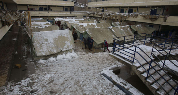 عاصفة الشرق الأوسط الثلجية تزيد من معاناة لاجئي سوريا ومنكوبي غزة