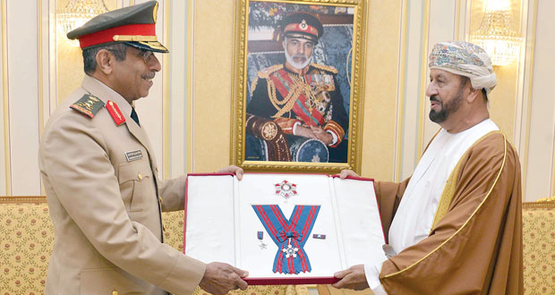جلالة السلطان يمنح وسام عمان العسكري لرئيس الأركان السعودي