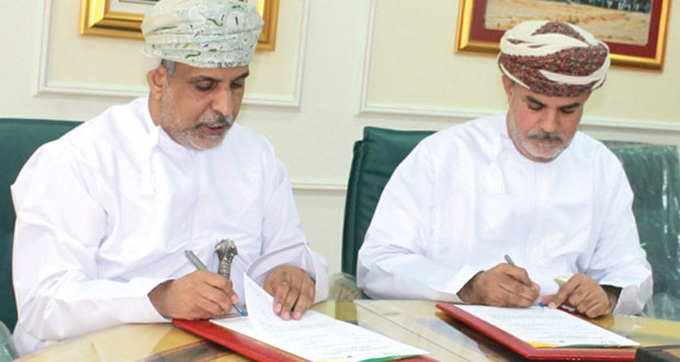  تنمية نفط عمان توقع إتفاقية تمويل مشروع إنارة طريق "كرشاء ـ المعتمر" بنـزوى 
