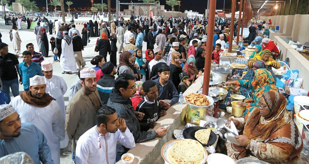 الوجبات العمانية .. واجهة تستلهم الأذواق بالقرية التراثية