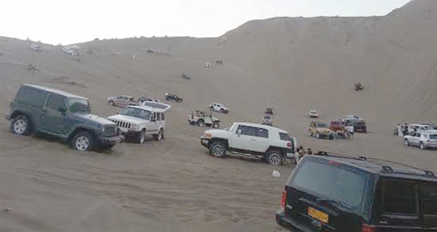 برمالها الذهبية وموقعها المميز خبة القعدان بنخل تستقطب أعداداً كبيرة من الشباب هواة رياضة صعود التلال الرملية 