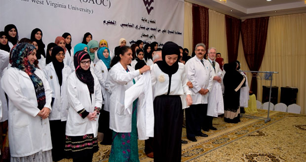 الاحتفال بتسليم المعطف الأبيض لطلبة كلية عمان الطبية بصحار