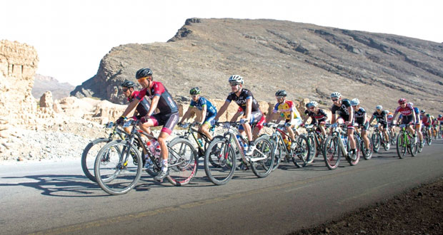 المتسابقون يستمتعون بمرحلة "تنوف" من سباقات اختراق جبال الحجر للدراجات الهوائية الجبلية