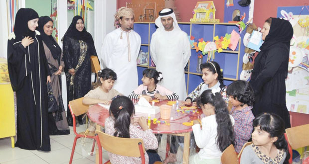لجنة بينالي عمان الدولي لرسوم الأطفال تزور مراكز الأطفال بالشارقة