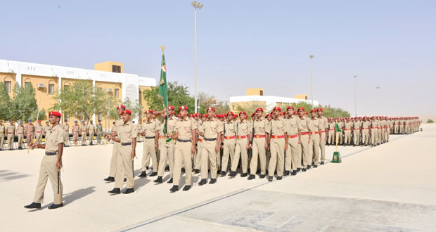 الجيش السلطاني العماني يحتفل بتخريج الدورة التحويلية للضباط الجامعيين التخصصيين 