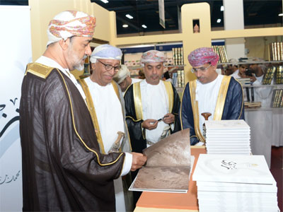 هيثم بن طارق يفتتح الدورة العشرين لمعرض مسقط الدولي للكتاب ويدشن الموقع الإلكتروني لاحتفالية نزوى عاصمة الثقافة الإسلامية 