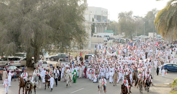 العمانيون يواصلون مسيرات الحمد والدعاء في ربوع البلاد 