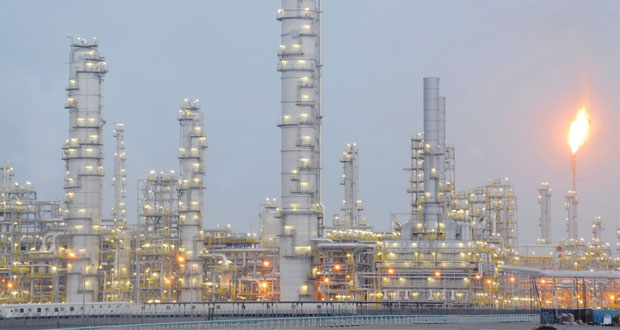 خام عمان يرتفع دولارا والنفط ينخفض مع اقتراب السعودية من انتاج قياسي