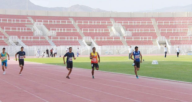 نجاح كبير شهده ملتقى درع الوزارة لألعاب القوى بمجمع نـزوى الرياضي