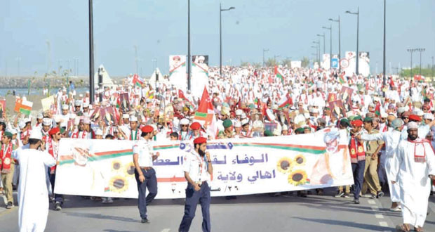 أهالي ولاية السيب ينظمون مسيرة وطنية بعنوان «الولاء لقائد العطاء»