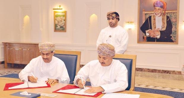 (القوى العاملة) توقع على (18) اتفاقية بتكلفة تقارب مليون ريال عماني