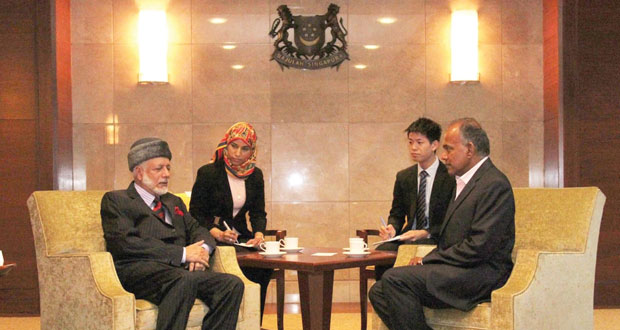 يوسف بن علوي يبحث مع وزير الخارجية ووزير القانون السنغافوري تطوير العلاقات 