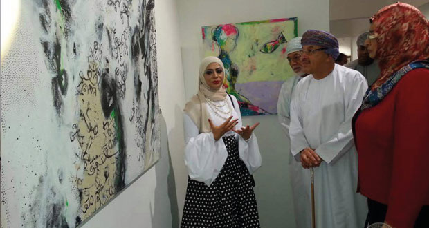 افتتاح معرض "اختيارات" التشكيلي للفنانة العمانية أنعام اللواتيا والفنانة القبرصية ماري ديماس