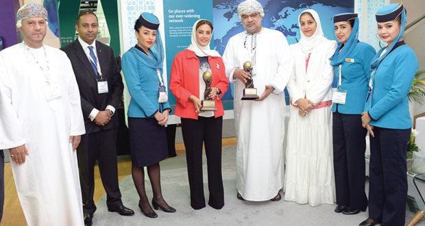 في حفل توزيع جوائز السفر العالمي 2015 : الطيران العماني يفوز بجائزتين عن فئتي درجة رجال الأعمال والدرجة السياحية