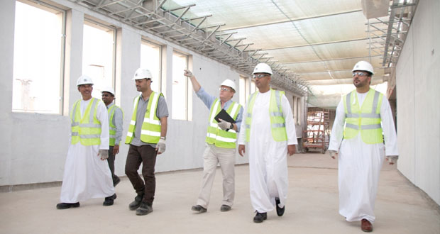 رئيس مجلس إدارة عمران يطلع على سير أعمال مشروع مركز عمان للمؤتمرات والمعارض