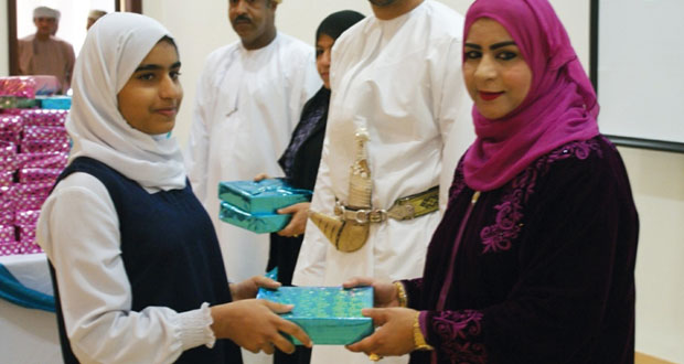 عائشه السيابية تكرم الطلاب المجيدين بمدارس سمائل