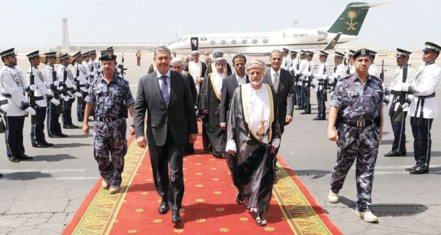 نائب الرئيس ورئيس الوزراء اليمني يصل السلطنة 