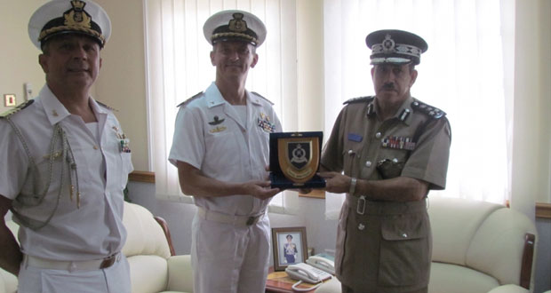 قائد شرطة محافظة ظفار يستقبل قائد السفينة العسكرية الإيطالية