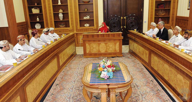 مناقشة ضوابط القبول بمختلف تخصصات كلية الأجيال 