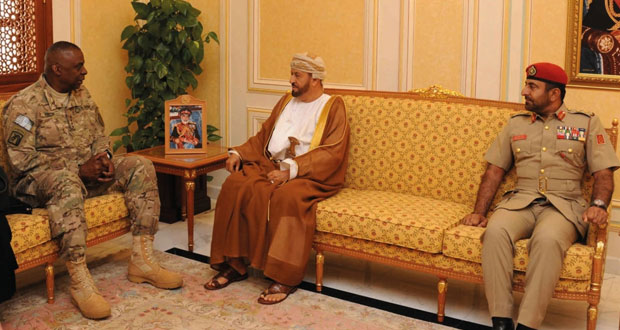 النعماني وبدر بن سعود يستقبلان قائد القيادة الوسطى الأمريكية 