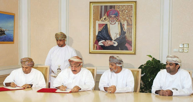وزير الإسكان يوقع (12) إتفاقية بتكلفة (11) مليون ريال عماني 