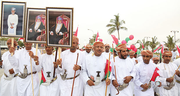 أبناء عمان يحتفلون بذكرى يوم النهضة برفع أكف الدعاء لقائدها