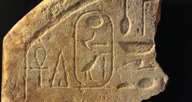 الكشف عن لوحتين أثريتين على ساحل البحر الأحمر بمصر