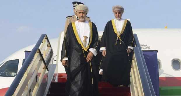 بعد أن قدم تعازي جلالة السلطان في وفاة سعود الفيصل ... هيثم بن طارق يعود إلى البلاد‎