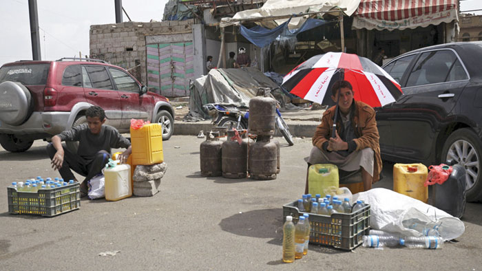 اليمن: مطالبات عربية بـ (الهدنة) وغارات على مواقع الحوثيين العسكرية