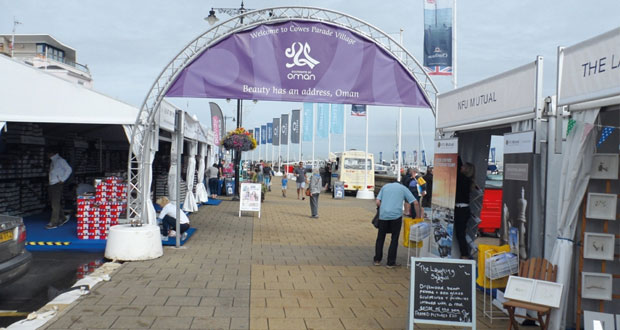 تدشين الخيمة العمانية ضمن فعاليات أسبوع كاوس للإبحار الشراعي