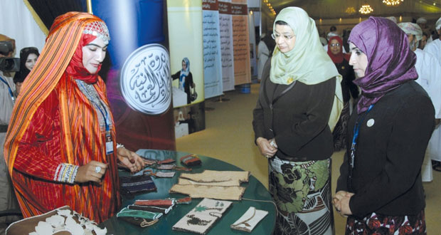 استمرار النهوض بالمرأة العمانية وتمكينها من خلال إشراكها في خطط التنمية الشاملة