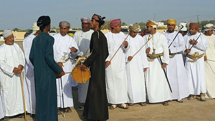 بمشاعر الفرحة والغبطة والسرور محافظات وولايات السلطنة تحتفل بأول أيام عيد الاضحى المبارك 