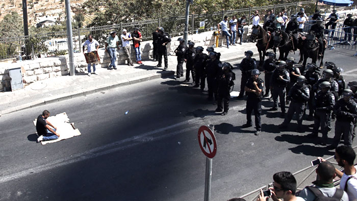 الاحتلال يقمع مصلين ويمنعهم من الأقصى ومجلس الأمن يطالب بوقف العنف